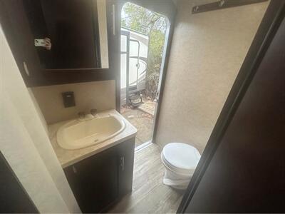 2018 Forest River Cherokee 294BH   - Photo 4 - Liberty, TX 77575