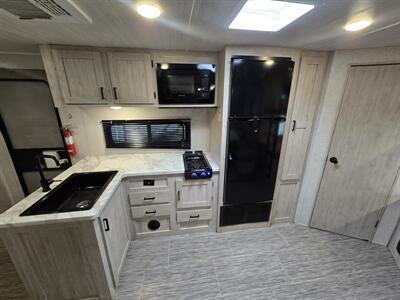 2023 East to West Silver Lake 26BHLE   - Photo 5 - Liberty, TX 77575