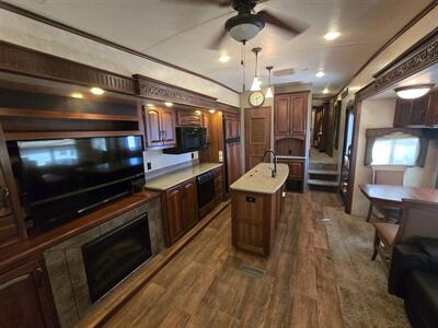 2014 Keystone Montana 3610RL   - Photo 5 - Liberty, TX 77575