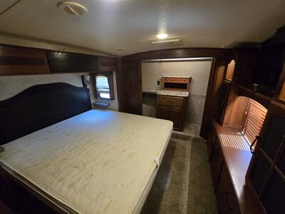 2014 Keystone Montana 3610RL   - Photo 7 - Liberty, TX 77575