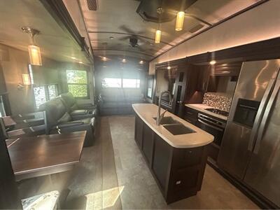 2018 Jayco North Point 377RLBH   - Photo 12 - Liberty, TX 77575