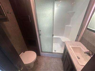 2018 Jayco North Point 377RLBH   - Photo 7 - Liberty, TX 77575