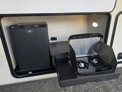 2018 Jayco North Point 377RLBH   - Photo 20 - Liberty, TX 77575