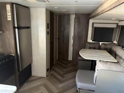 2021 Forest River Wildwood 282QBXL   - Photo 6 - Liberty, TX 77575