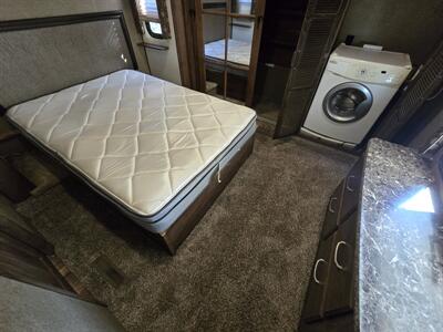 2016 Keystone Avalanche 391TG   - Photo 14 - Liberty, TX 77575