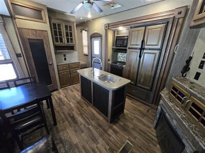 2016 Keystone Avalanche 391TG   - Photo 7 - Liberty, TX 77575