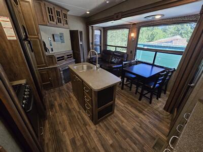 2016 Keystone Avalanche 391TG   - Photo 5 - Liberty, TX 77575