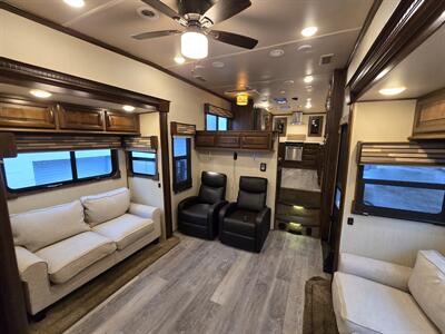 2018 Palomino Columbus F386FK - Photo 6 - Liberty, TX 77575