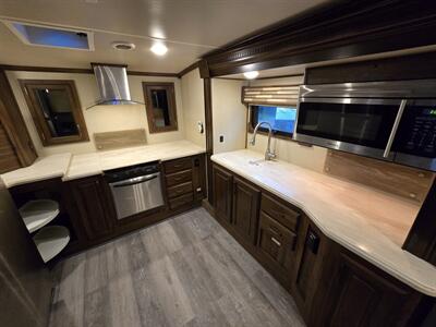2018 Palomino Columbus F386FK - Photo 8 - Liberty, TX 77575