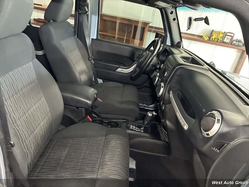 2012 Jeep Wrangler Unlimited Sahara - Photo 11