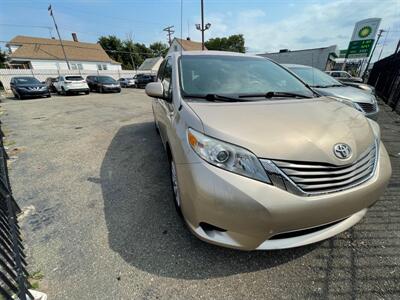 2013 Toyota Sienna LE   - Photo 2 - Detroit, MI 48212