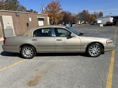 2006 Lincoln Town Car Signature Limited   - Photo 2 - Winchester, VA 22601