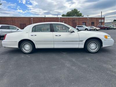 2002 Lincoln Town Car Executive   - Photo 2 - Winchester, VA 22601