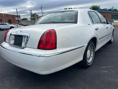 2002 Lincoln Town Car Executive   - Photo 3 - Winchester, VA 22601
