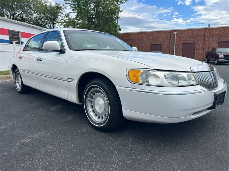 2002 Lincoln Town Car Executive   - Photo 1 - Winchester, VA 22601