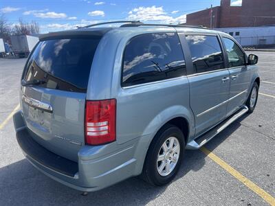 2009 Chrysler Town and Country Touring   - Photo 2 - Winchester, VA 22601