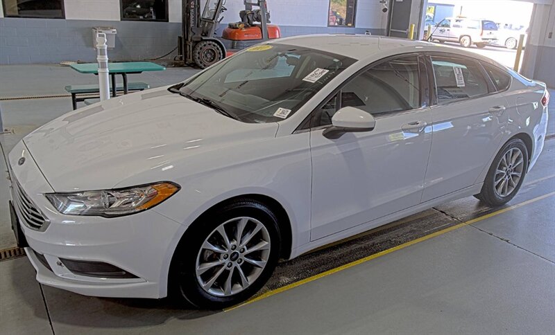 2017 Ford Fusion SE - Photo 4 - Elkhart, IN 46514