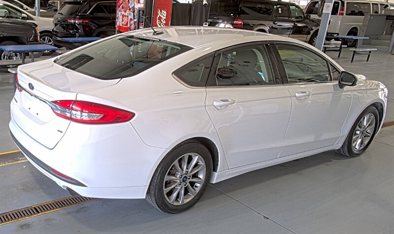 2017 Ford Fusion SE - Photo 2 - Elkhart, IN 46514