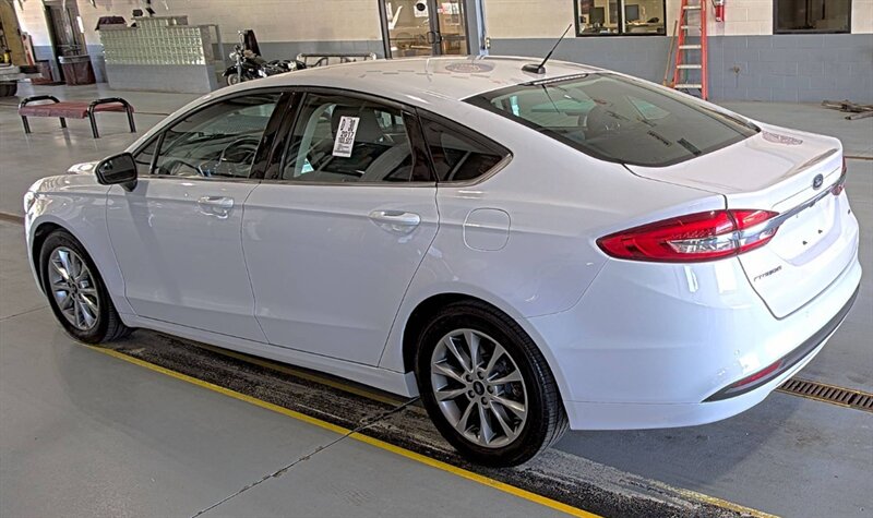 2017 Ford Fusion SE - Photo 3 - Elkhart, IN 46514
