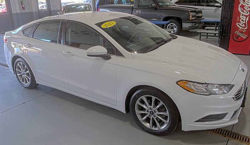 2017 Ford Fusion SE - Photo 1 - Elkhart, IN 46514
