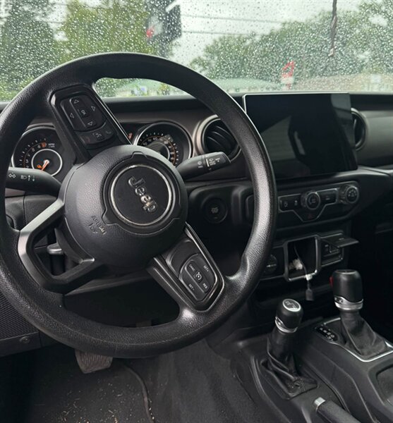 2021 Jeep Gladiator Sport - Photo 11 - Elkhart, IN 46514