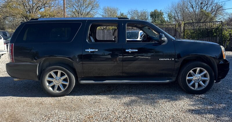 2007 GMC Yukon Denali - Photo 5 - Elkhart, IN 46514