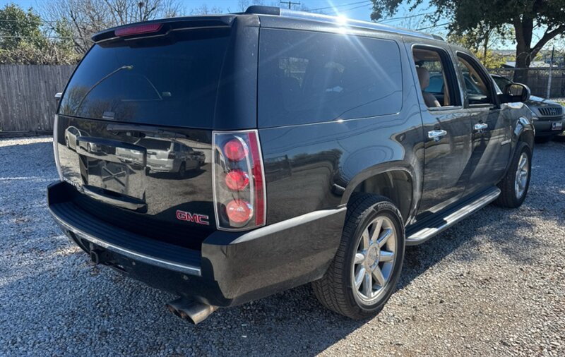 2007 GMC Yukon Denali - Photo 4 - Elkhart, IN 46514