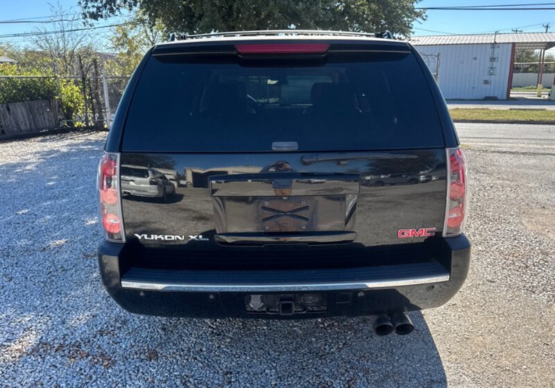 2007 GMC Yukon Denali - Photo 3 - Elkhart, IN 46514
