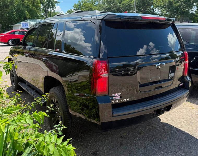 2017 Chevrolet Tahoe LT - Photo 4 - Elkhart, IN 46514