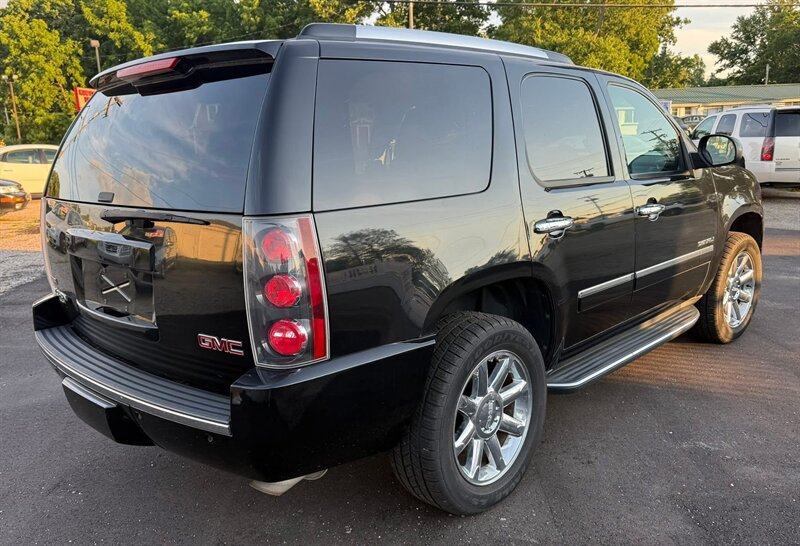 2012 GMC Yukon Denali - Photo 6 - Elkhart, IN 46514