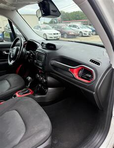 2017 Jeep Renegade Trailhawk   - Photo 13 - Elkhart, IN 46514