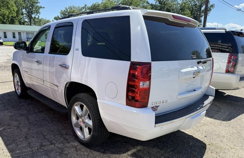 2009 Chevrolet Tahoe LTZ - Photo 4 - Elkhart, IN 46514