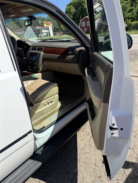 2009 Chevrolet Tahoe LTZ - Photo 13 - Elkhart, IN 46514