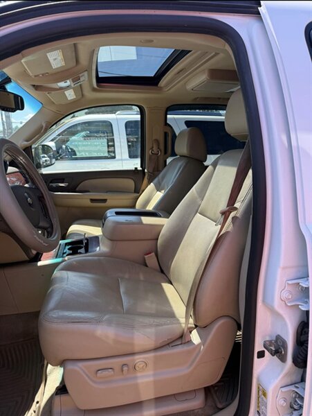 2009 Chevrolet Tahoe LTZ - Photo 7 - Elkhart, IN 46514