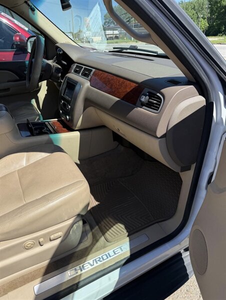 2009 Chevrolet Tahoe LTZ - Photo 12 - Elkhart, IN 46514