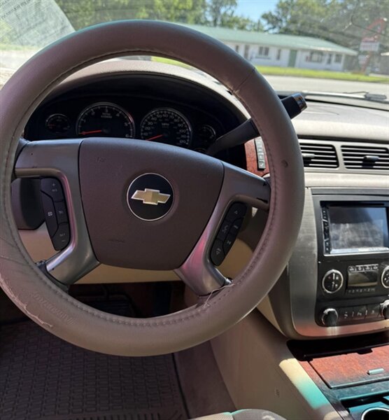 2009 Chevrolet Tahoe LTZ - Photo 11 - Elkhart, IN 46514