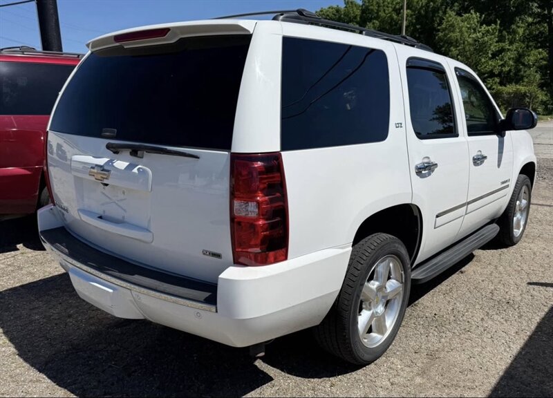 2009 Chevrolet Tahoe LTZ - Photo 3 - Elkhart, IN 46514