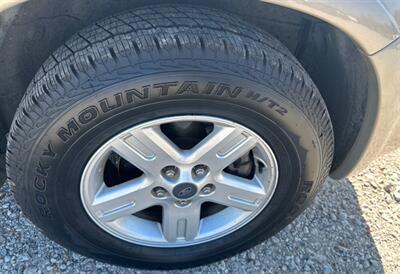 2007 Ford Escape Hybrid - Photo 7 - Elkhart, IN 46514