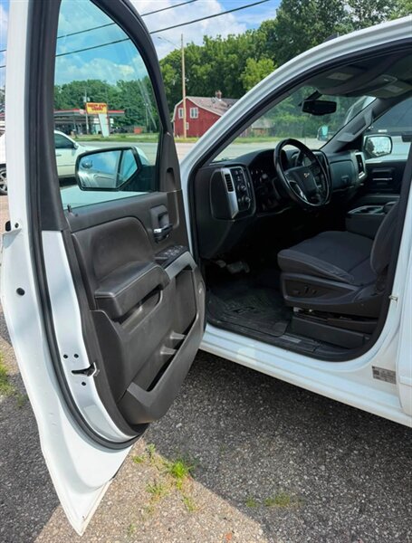 2018 Chevrolet Silverado 1500 LT - Photo 8 - Elkhart, IN 46514