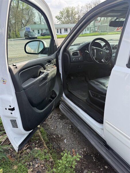 2012 Chevrolet Suburban LT - Photo 18 - Elkhart, IN 46514