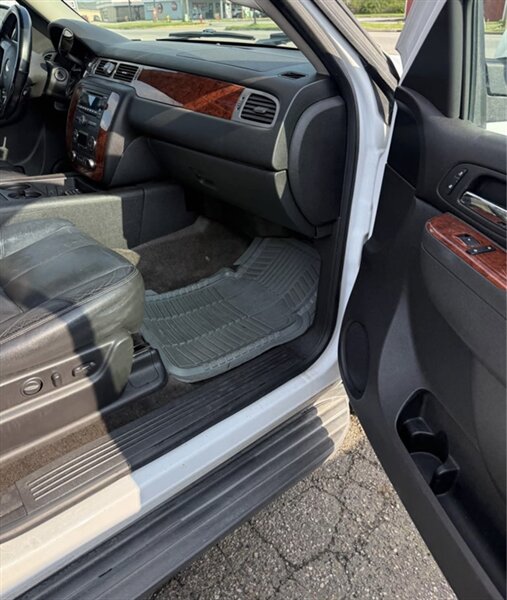 2012 Chevrolet Suburban LT - Photo 28 - Elkhart, IN 46514