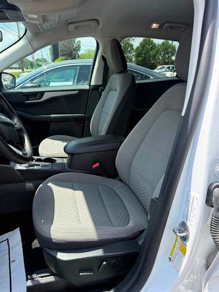 2022 Ford Escape Hybrid SE - Photo 8 - Elkhart, IN 46514