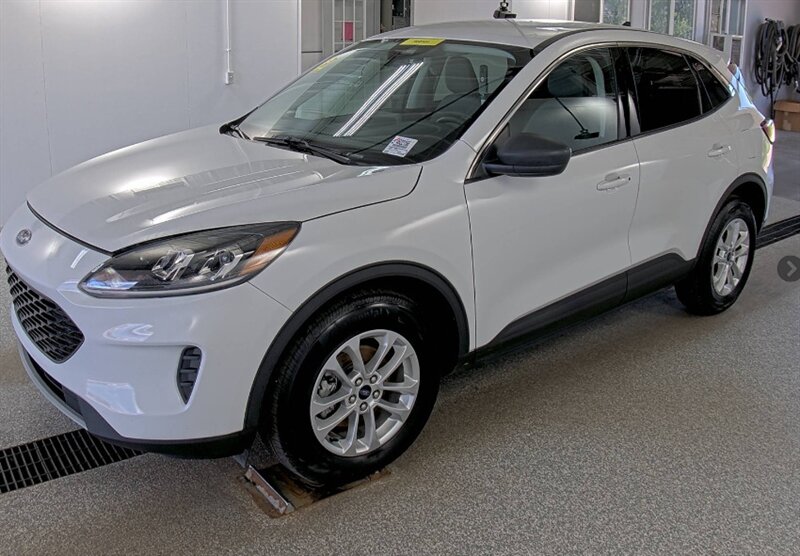 2022 Ford Escape Hybrid SE   - Photo 1 - Elkhart, IN 46514