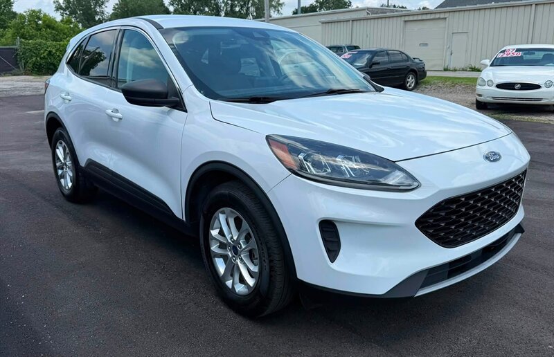 2022 Ford Escape Hybrid SE - Photo 1 - Elkhart, IN 46514