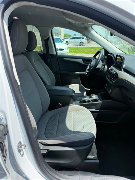 2022 Ford Escape Hybrid SE - Photo 12 - Elkhart, IN 46514