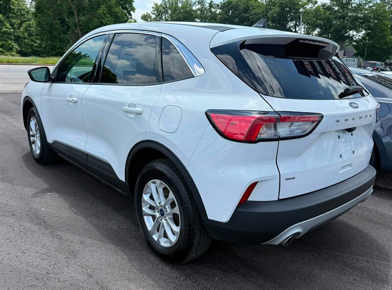 2022 Ford Escape Hybrid SE - Photo 4 - Elkhart, IN 46514