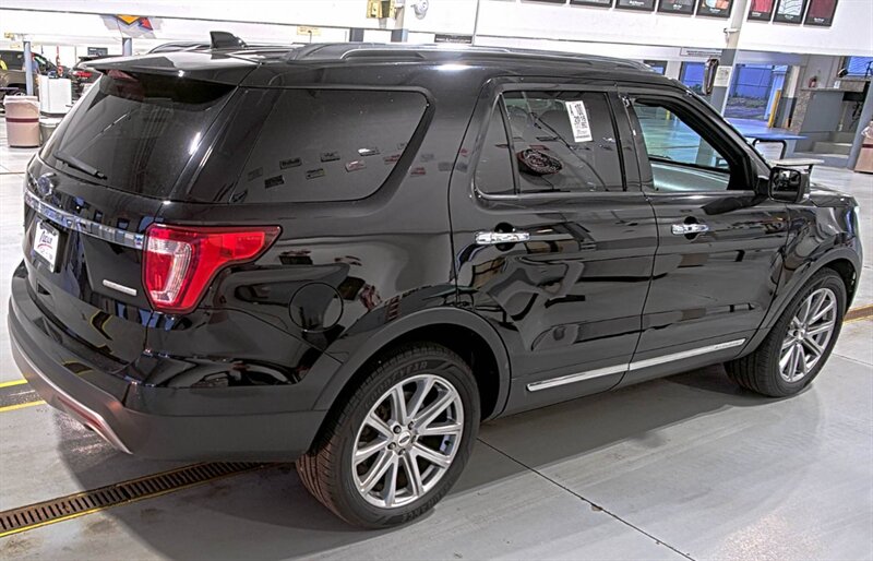 2016 Ford Explorer Limited - Photo 2 - Elkhart, IN 46514