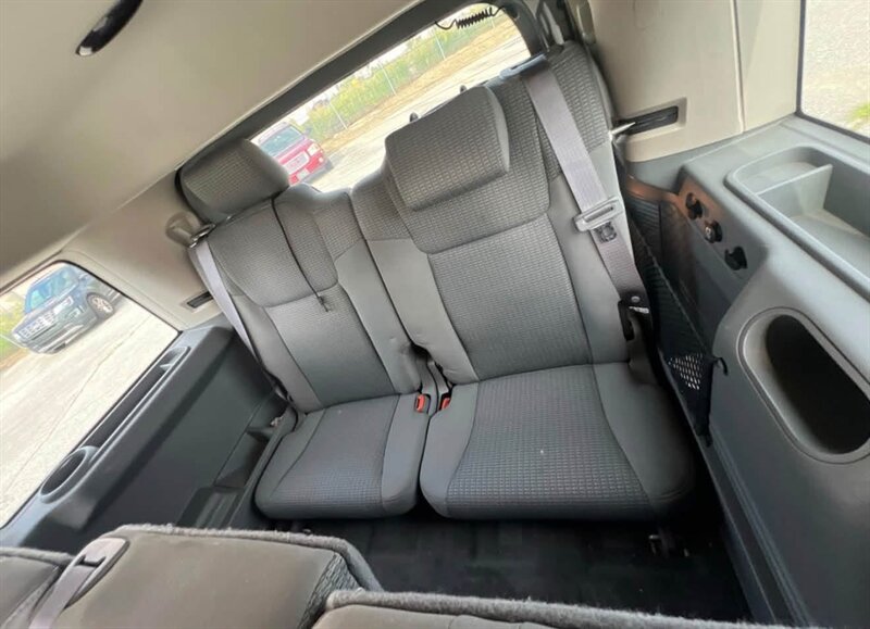 2006 Jeep Commander - Photo 10 - Elkhart, IN 46514