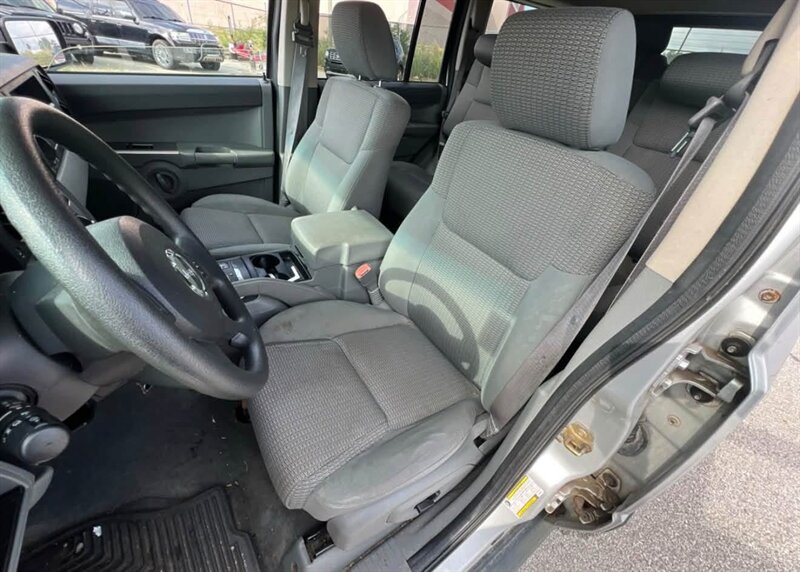 2006 Jeep Commander - Photo 12 - Elkhart, IN 46514
