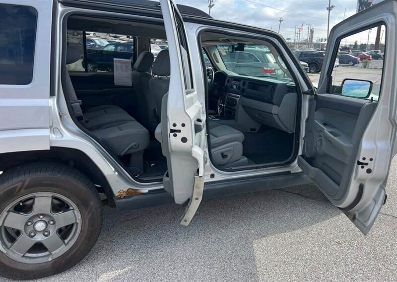 2006 Jeep Commander - Photo 15 - Elkhart, IN 46514